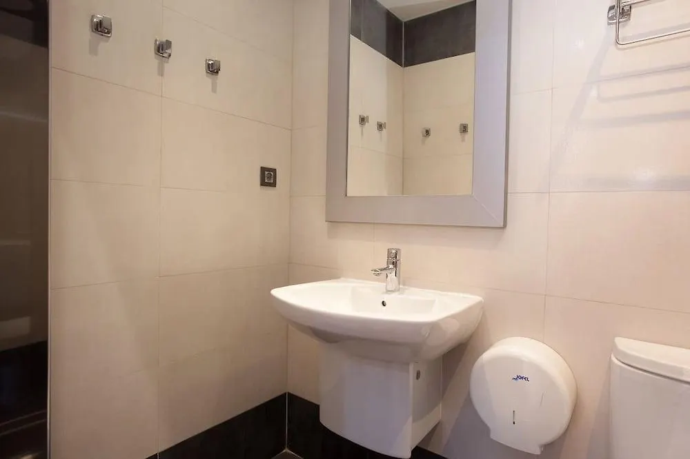 Hostal Fernando Барселона Гостевой дом